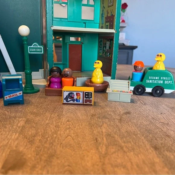 Vintage 1974 Fisher-Price Sesame Street clubhouse with figurines. - Picture 15 of 16